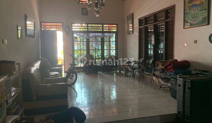 ruang tamu rumah lama di bukit serua