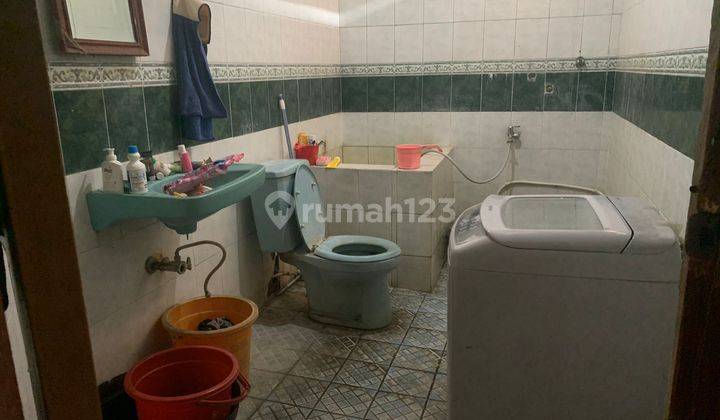 kamar mandi rumah lama di bukit serua