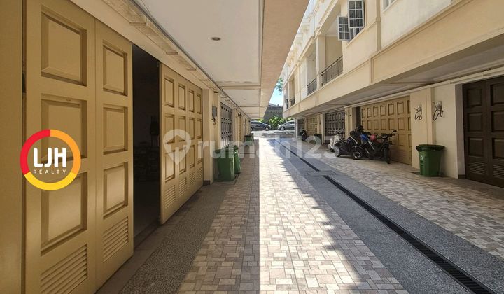 Well-Maintained Fully Furnished 3-Story House on Pettarani Axis, Makassar Well-Maintained Fully Furnished 3-Story House on Pettarani Axis, Makassar