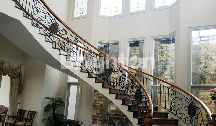 RUMAH 2 LANTAI FURNISHED, 3 + 1 KAMAR TIDUR, MODERN & EXCLUSIVE, LOKASI STRATEGIS DI PERUMAHAN ELITE ARAYA, GRAHA GOLF ARAYA, BLIMBING, MALANG, JAWA TIMUR