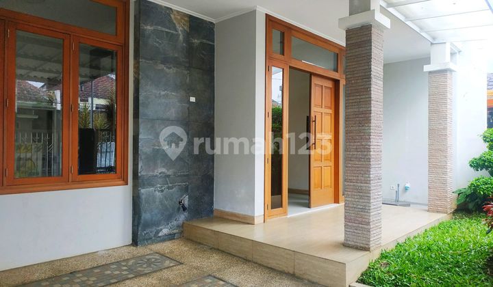 New 2.5-Story House, Semi-Furnished, Ready to Occupy, Taman Sulfat Housing, Sulfat, Malang City, East Java New 2.5-Story House, Semi-Furnished, Ready to Occupy, Taman Sulfat Housing, Sulfat, Malang City, East Java