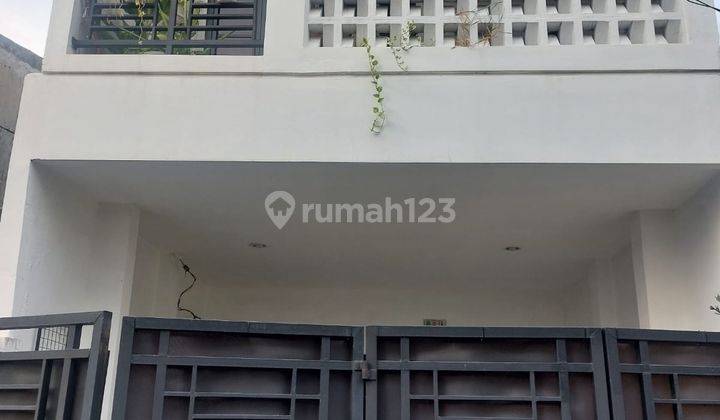 Rumah 2 Lantai Siap Huni Lokasi Strategis di Griyaloka Bsd  2