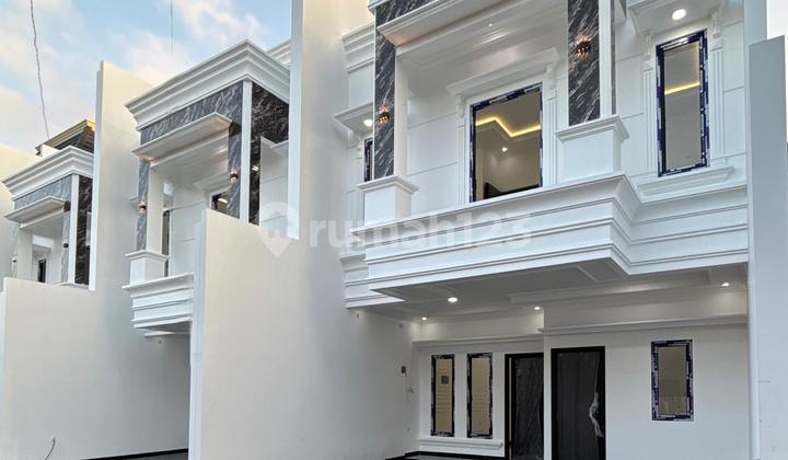 2.5-Story Rooftop House Within a Cluster 2