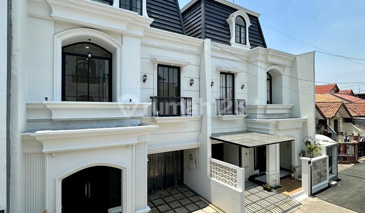 Dijual Rumah Classic 2,5 Lantai Rooftop Dalam Cluster 