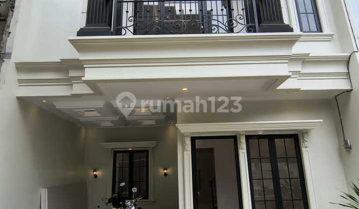 Dijual Rumah Tiga Lantai Rooftop Mewah
