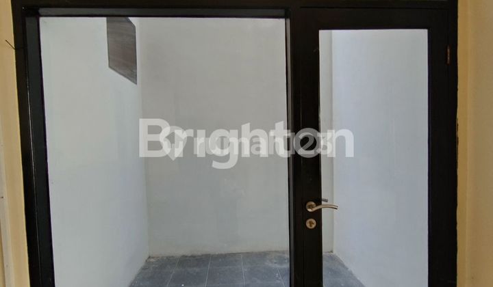 PRICE DROPPED BY 300 MILLION! SINGLE-STORY HOUSE IN RUNGKUT, SUITABLE FOR OFFICE USE, HAS A LOSS SPACE IN THE MIDDLE, ROW LOCATION, WIDE ROAD, FLOOD-FREE. 2