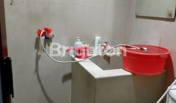 INVESTORS, COME CLOSER THIS RUNGKUT BUSINESS HOUSE HOOK CAN BE SPLIT INTO 4 HOUSES 18M WIDE, 6M ROAD FRONTAGE ONLY 8.1 MILLION/METER NEGOTIABLE UNTIL DEAL 2