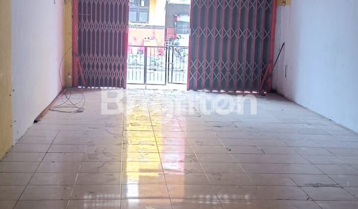 A one-story shophouse in the Kedung Asem area is for rent, just a step away from MERR, strategically located for business ventures.