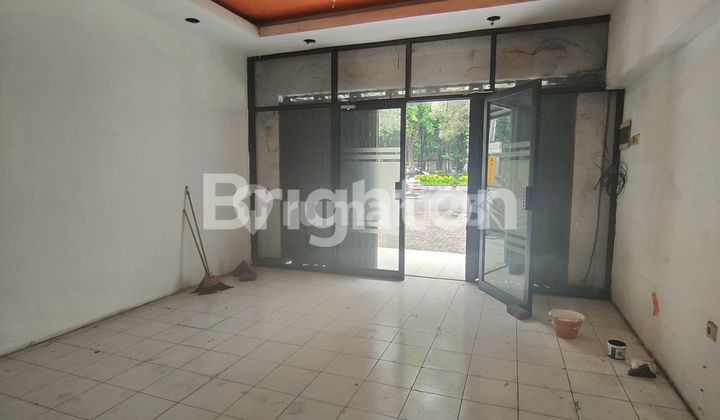 ruko 2 lantai nol jalan raya Manyar area parkir luas lokasi strategis disewakan 