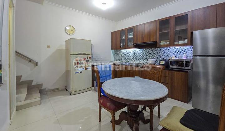 Rumah Hook Siap Huni 2,5 Lantai Dijual Taman Ratu - LT 99M2