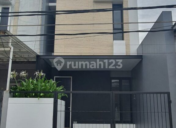 Rumah Dijual Taman Ratu 3 Lantai Hadap Barat - LT 102M2