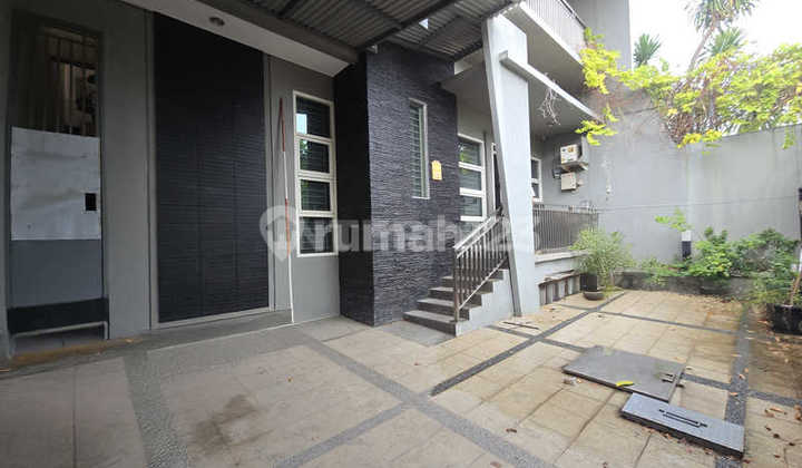 Rumah 2 Lantai Dijual Taman Ratu Hadap Timur SHM - LT 200m2