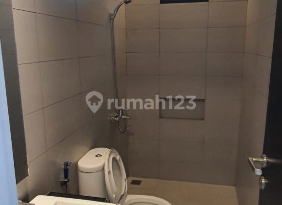 Rumah Dijual Taman Ratu 3 Lantai Hadap Barat - LT 102M2 2