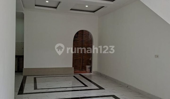 Rumah Brand New 3 Lantai Dijual Taman Ratu Hadap Selatan - 90M2