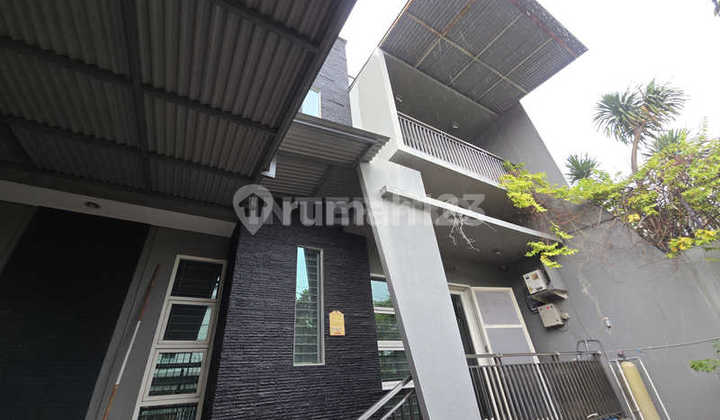 Rumah 2 Lantai Dijual Taman Ratu Hadap Timur SHM - LT 200m2 2