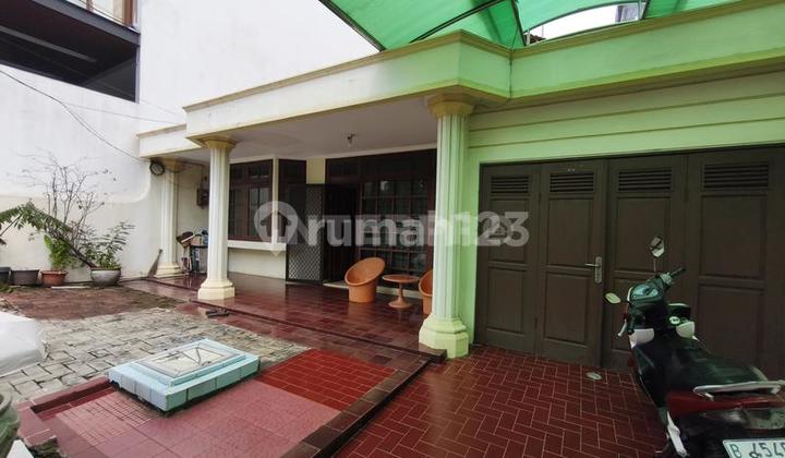 Rumah 2 Lantai Dijual Taman Ratu Hadap Barat - LT 200M2