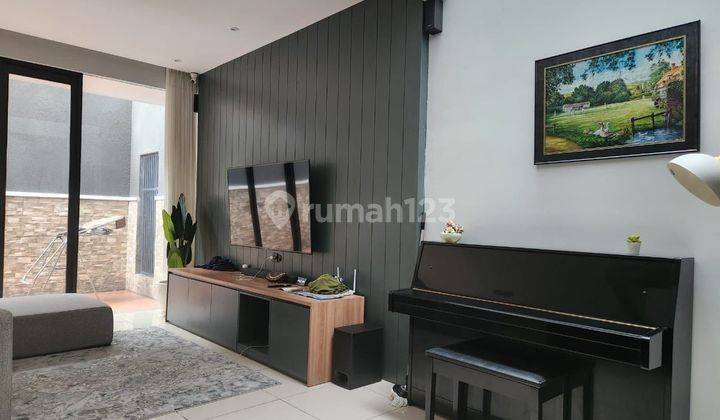 ruang keluarga rumah crystal golf semi furnish