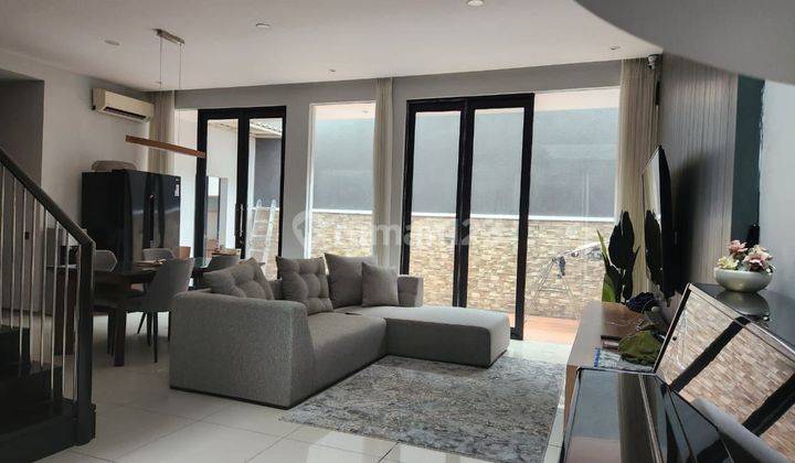 ruang keluarga rumah crystal golf semi furnish
