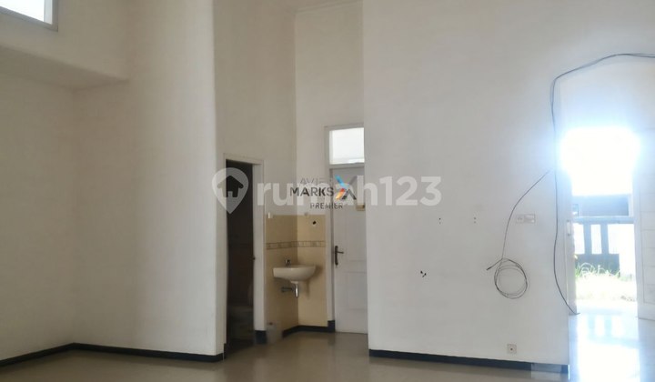 A SINGLE-STORY HOUSE WITH 4 WELL-MAINTAINED AND READY-TO-OCCUPY BEDROOMS IN ARAYA, MALANG.