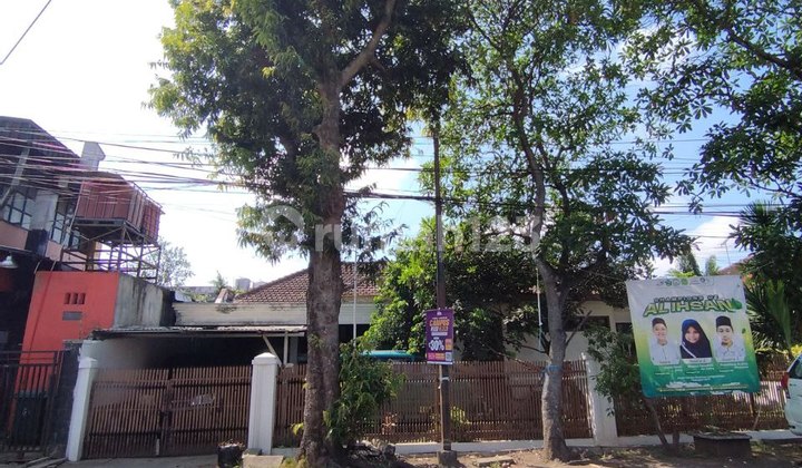 VINTAGE HOUSE IN TOWN AREA NEAR IJEN BOULEVARD MALANG, SUITABLE FOR BUSINESS, CAFE, OFFICE, BOUTIQUE, RESTAURANT, ETC. VINTAGE HOUSE IN TOWN AREA NEAR IJEN BOULEVARD MALANG, SUITABLE FOR BUSINESS, CAFE, OFFICE, BOUTIQUE, RESTAURANT, ETC.