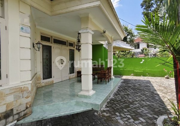 Well-maintained house located in the city center of Malang, in the Oro-Oro Dowo Klojen Malang mountainous area. 2