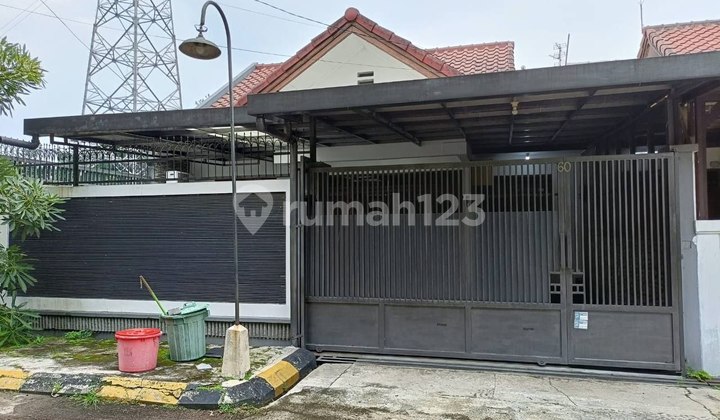 House with Comfortable Environment in Batununggal Ready to Occupy