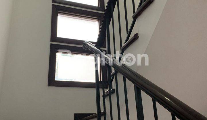 DISEWAKAN RUMAH 2 LANTAI SELESAI RENOVASI. SEMI FURNISHED. 2