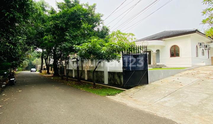 Kemang Rental House, Spacious Garden Yard + Swimming Pool 2
