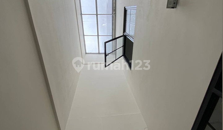 New 3-Story Merr Shop House, SHM, 5 Meters Wide, Spacious Parking.