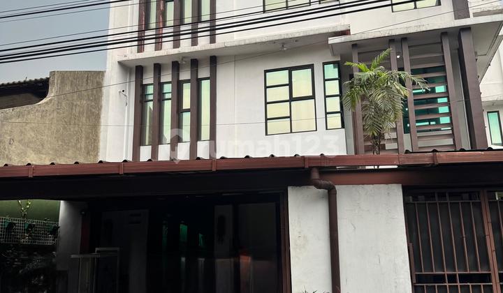 Rumah Bagus 3 Lantai Semi Furnished SHM Cipete, Jakarta Selatan
