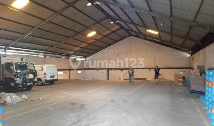 Warehouse with Shophouse, Employee Dormitory, Office Space on Jalan Raya Parakan Pamulang, South Tangerang