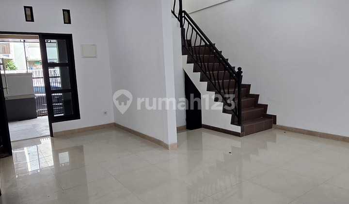 Fully Renovated House Ready to Occupy in Villa Melati Mas Serpong, South Tangerang 2