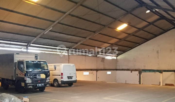 Warehouse with Shophouse, Employee Dormitory, Office Space on Jalan Raya Parakan Pamulang, South Tangerang