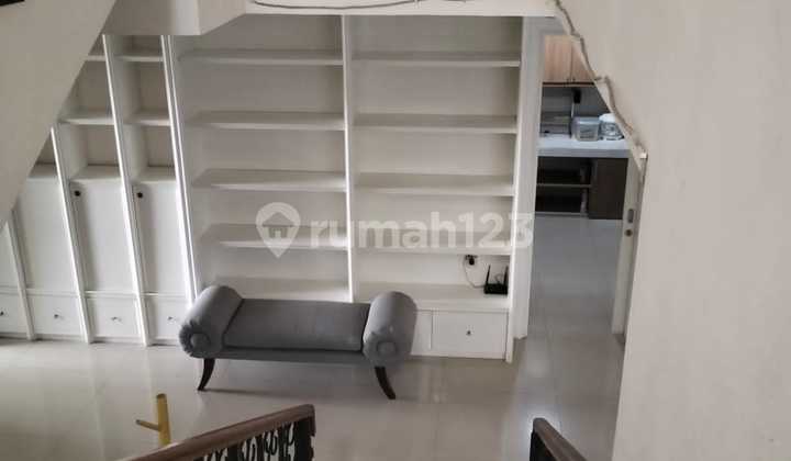 Disewakan Rumah 2 Lantai Bagus 2