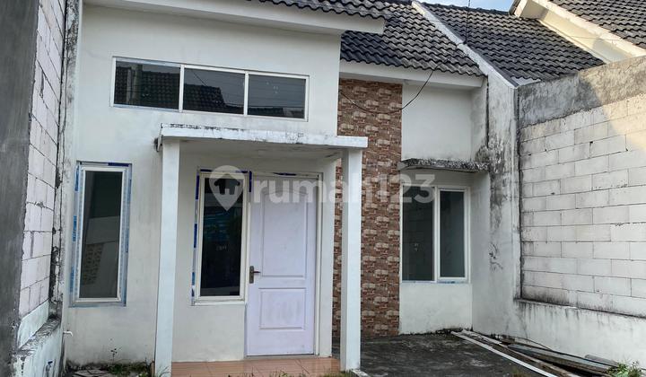 Alana's House in Cerme Gresik with One Gate System and Swimming Pool 1