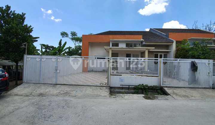 Auction House in Driyorejo New City Gresik, Jln. White Sapphire Stone, Block Jh No.24 Auction House in Driyorejo New City Gresik, Jln. White Sapphire Stone, Block Jh No.24