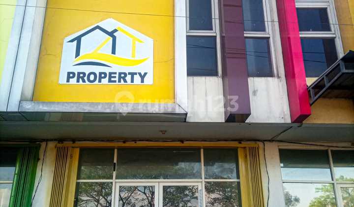 New shop house, built-up area 169m2, 3 floors, Citi 9, Petiken, Driyorejo, Gresik. Fronting a very wide road, with vacant land at the back.