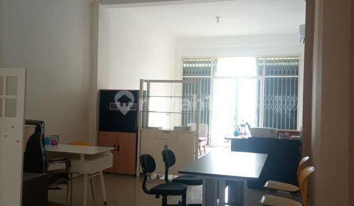 New shop house, built-up area 169m2, 3 floors, Citi 9, Petiken, Driyorejo, Gresik. Fronting a very wide road, with vacant land at the back.