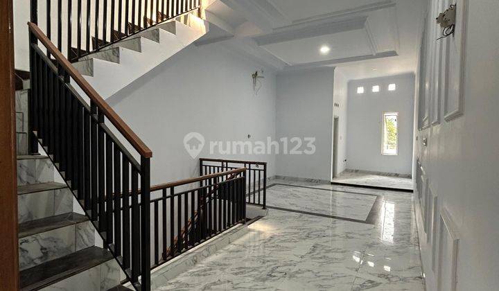 Rumah Townhouse Classic Harga Early Bird 3 Lantai Lokasi Strategis di Duri Kepa, Jakarta Barat 2