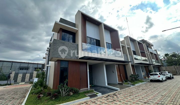 Rumah Mewah 2 Lantai Anti Banjir di Jakarta Barat