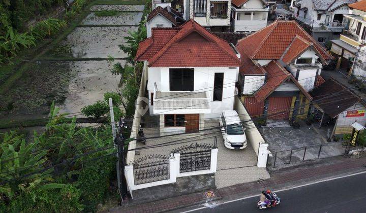 Rumah Bagus Dipinggir Jalan Lebar 10 Meter Halaman Luas 1