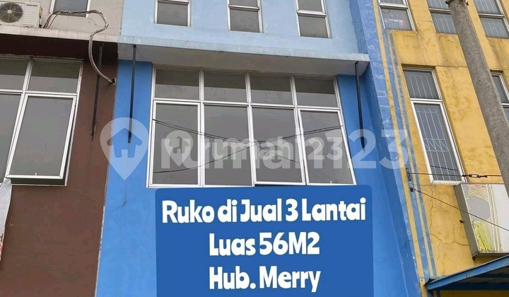 Ruko 3 Lantai Dengan Parkir Sangat Luas. Bebas Banjir Dan Akses Terintegrasi. Mudah Dijangkau Karena Tepat Di Pinggir Jalan Raya.
