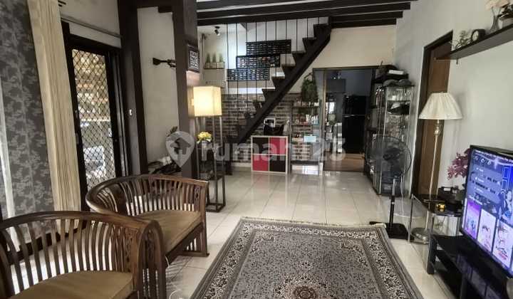 Rumah Posisi Hook di Mahagoni Park Graha Raya Bintaro 1