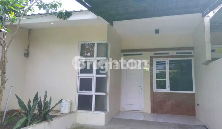 A SINGLE-STORY HOUSE IN CIMANGGIS, COMFORTABLE RESIDENCE WITH COMPLETE FACILITIES, FLOOD-FREE.