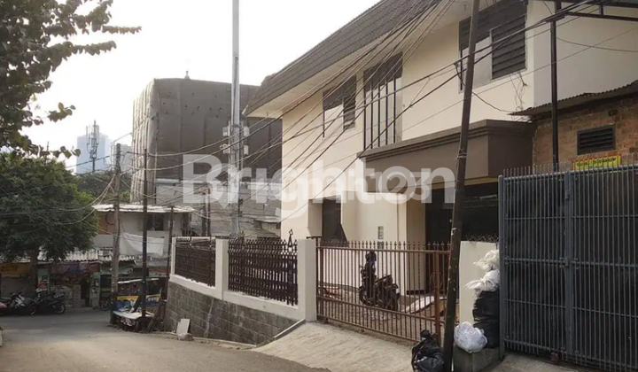 3-STORY HOUSE IN TEBET, SOUTH JAKARTA, CORNER LOCATION, STRATEGIC AREA, SUITABLE FOR OFFICE OR BOARDING HOUSE