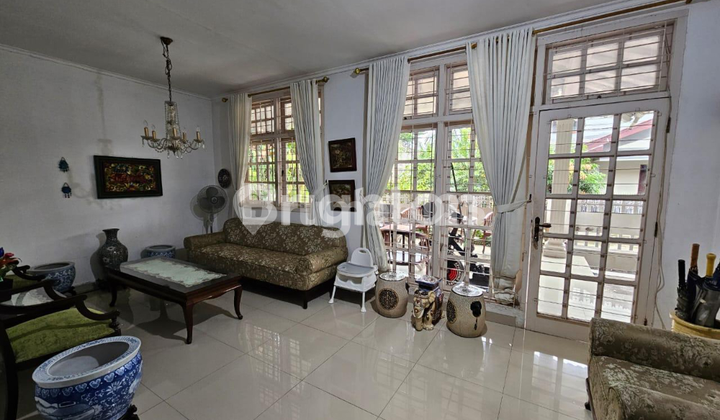 Two-Story House in Bintaro, Semi-Furnished, Comfortable, Safe, Flood-Free, Strategic Location.