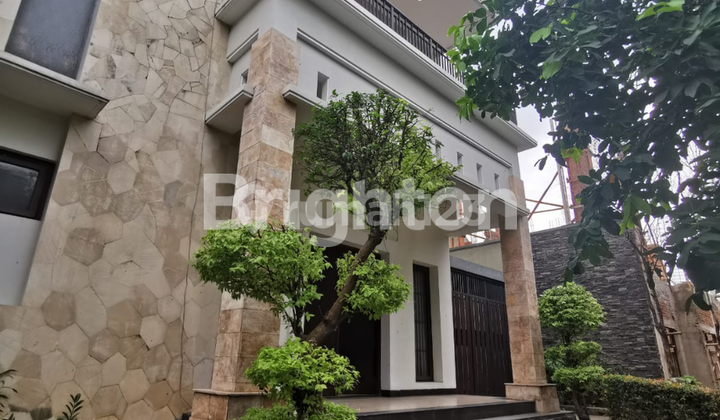 RUMAH MEWAH CIBUBUR 2 LANTAI S DENGAN TAMAN DAN HALAMAN LUAS LOKASI STRATEGIS