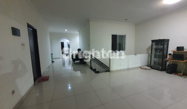 Rumah 2 Lantai Jati Bening Bekasi Lahan Luas Full Furnished Bebas Banjir 2