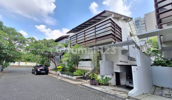 Dijual Rumah 3 Lantai Dalam Cluster di Pusat Area Kemang 2