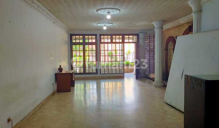 Rumah Klasik Luas Tanah 307m2 Akses 2 Jalan di Mampang Prapatan